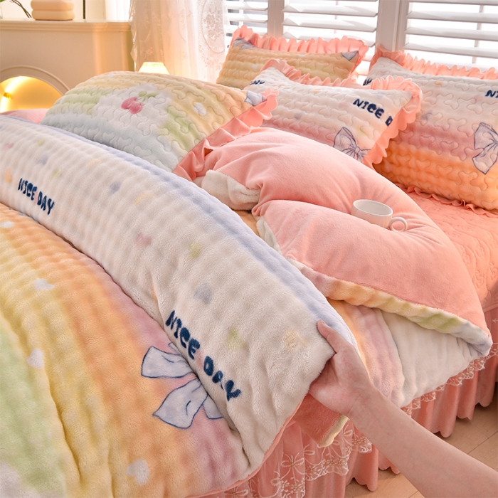 91家纺网 家纺一手货源 找家纺 （总）三友家纺 直播爆款牛奶绒大泡泡印花蕾丝花边床盖床裙四件套