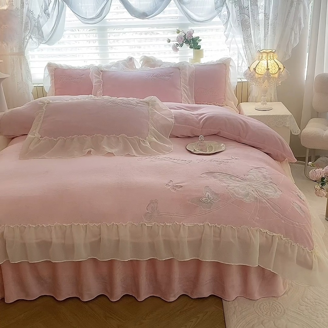 91家纺网 家纺一手货源 找家纺 漫布云 2025新款简约ins风A类全消光230g牛奶绒公主绒四件套床裙款被套-彩蝶系列