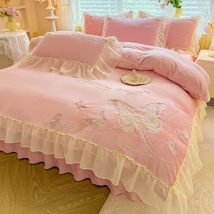 91家纺网 家纺一手货源 找家纺 （总）漫布云 2025新款简约ins风A类全消光230g牛奶绒公主绒四件套床裙款被套-彩蝶系列 彩蝶-樱花粉