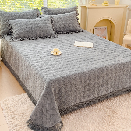 91家纺网 家纺一手货源 找家纺 （总）2025牛奶绒夹棉床盖四件套 纯色雕花单被套加棉床盖三件套流苏款套件