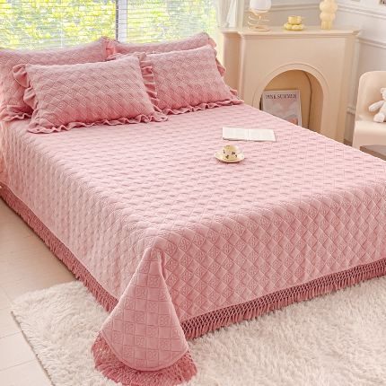 91家纺网 家纺一手货源 找家纺 （总）2025牛奶绒夹棉床盖四件套 纯色雕花单被套加棉床盖三件套流苏款套件,流影-粉,流影-蓝,流影-紫,流影-灰,流影-绿