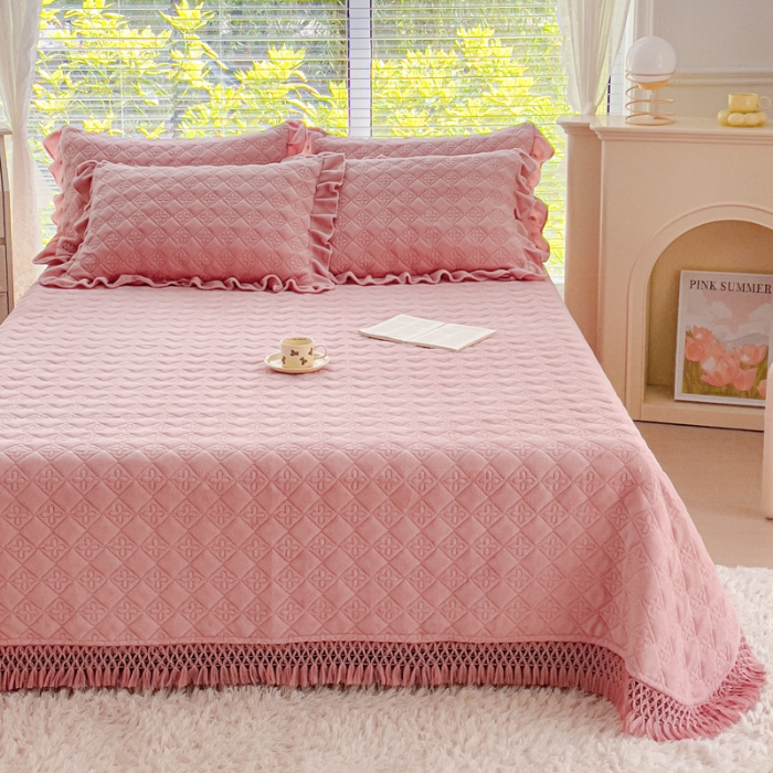 91家纺网 家纺一手货源 找家纺 （总）2025牛奶绒夹棉床盖四件套 纯色雕花单被套加棉床盖三件套流苏款套件