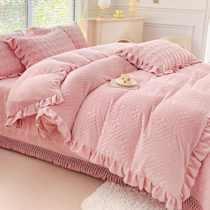 91家纺网 家纺一手货源 找家纺 （总）2025牛奶绒夹棉床盖四件套 纯色雕花单被套加棉床盖三件套流苏款套件