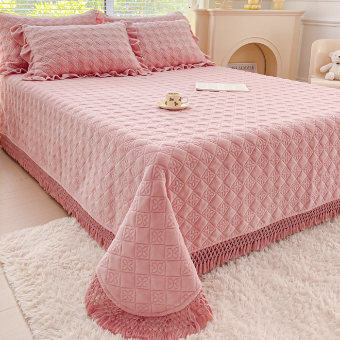 91家纺网 家纺一手货源 找家纺 （总）2025牛奶绒夹棉床盖四件套 纯色雕花单被套加棉床盖三件套流苏款套件