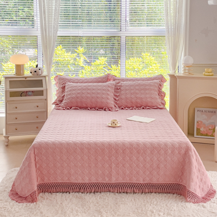 91家纺网 家纺一手货源 找家纺 （总）2025牛奶绒夹棉床盖四件套 纯色雕花单被套加棉床盖三件套流苏款套件