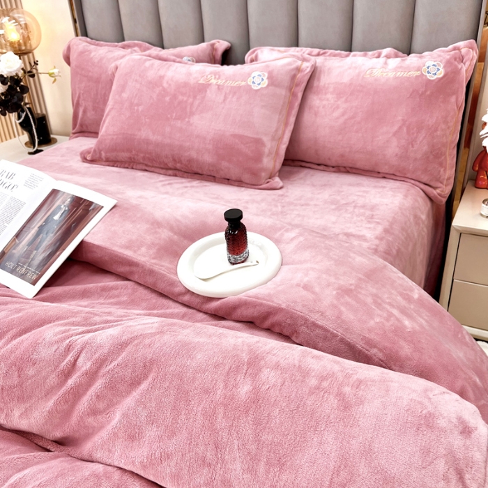 91家纺网 家纺一手货源 找家纺 鑫利来家纺 2025新款牛奶绒四件套绣花加厚牛奶绒保暖四件套 可可-豆沙