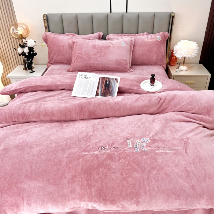 91家纺网 家纺一手货源 找家纺 鑫利来家纺 2025新款牛奶绒四件套绣花加厚牛奶绒保暖四件套 可可-豆沙