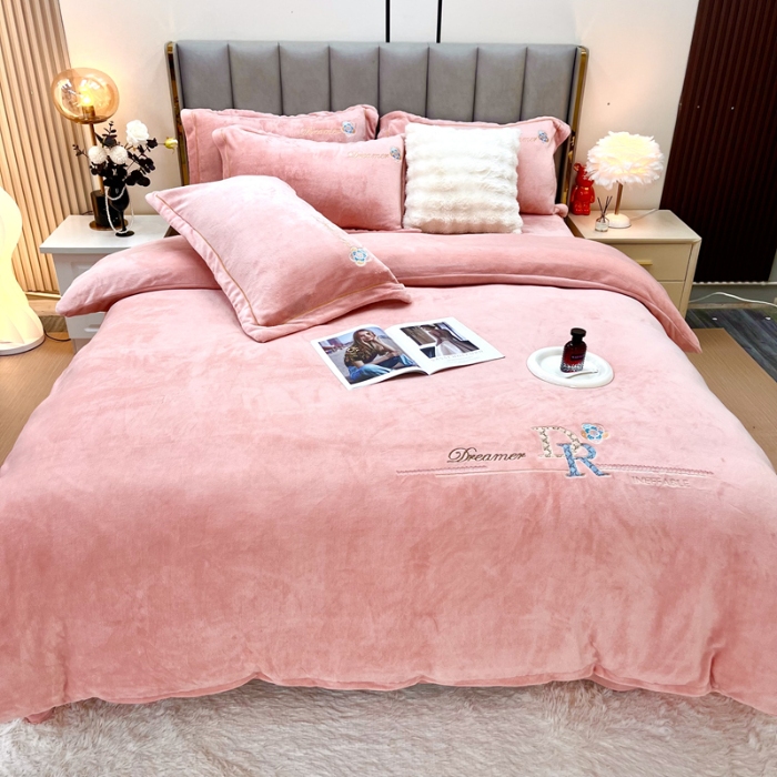 91家纺网 家纺一手货源 找家纺 鑫利来家纺 2025新款牛奶绒四件套绣花加厚牛奶绒保暖四件套 可可-粉玉