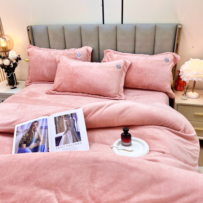 91家纺网 家纺一手货源 找家纺 鑫利来家纺 2025新款牛奶绒四件套绣花加厚牛奶绒保暖四件套 可可-粉玉