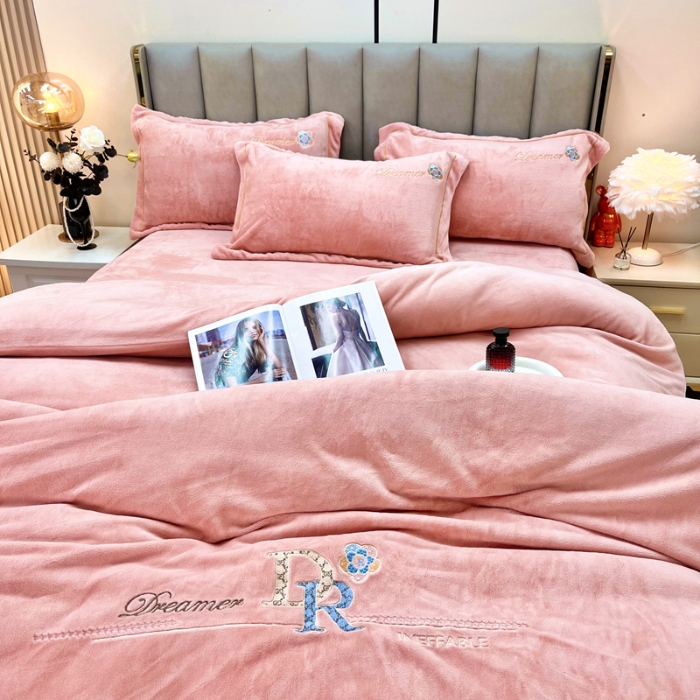 91家纺网 家纺一手货源 找家纺 鑫利来家纺 2025新款牛奶绒四件套绣花加厚牛奶绒保暖四件套 可可-粉玉