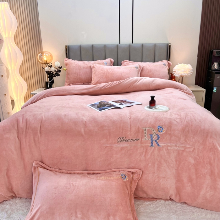 91家纺网 家纺一手货源 找家纺 鑫利来家纺 2025新款牛奶绒四件套绣花加厚牛奶绒保暖四件套 可可-粉玉