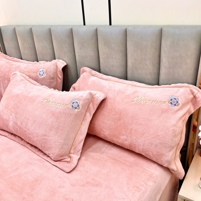 91家纺网 家纺一手货源 找家纺 鑫利来家纺 2025新款牛奶绒四件套绣花加厚牛奶绒保暖四件套 可可-粉玉