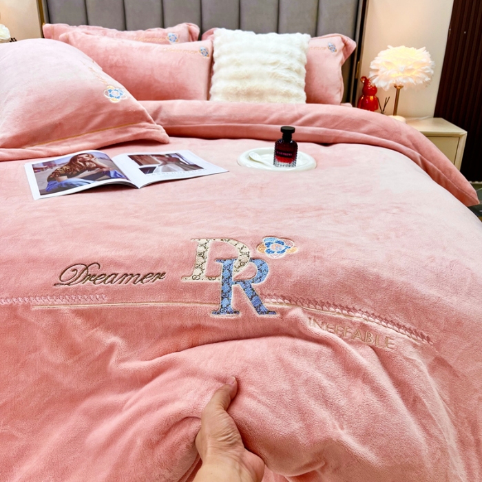 91家纺网 家纺一手货源 找家纺 鑫利来家纺 2025新款牛奶绒四件套绣花加厚牛奶绒保暖四件套 可可-粉玉