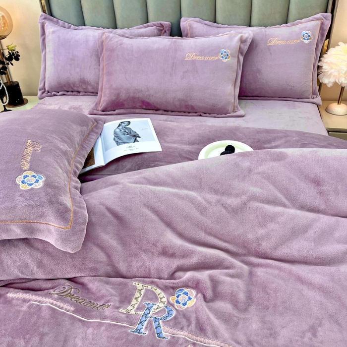 91家纺网 家纺一手货源 找家纺 鑫利来家纺 2025新款牛奶绒四件套绣花加厚牛奶绒保暖四件套 可可-香芋紫