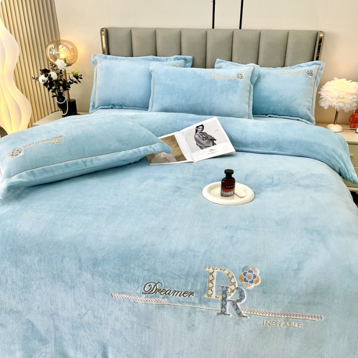 91家纺网 家纺一手货源 找家纺 鑫利来家纺 2025新款牛奶绒四件套绣花加厚牛奶绒保暖四件套 可可-繁星蓝