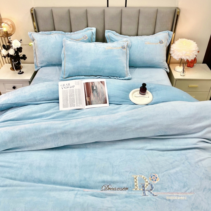 91家纺网 家纺一手货源 找家纺 鑫利来家纺 2025新款牛奶绒四件套绣花加厚牛奶绒保暖四件套 可可-繁星蓝