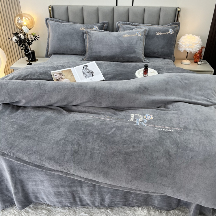 91家纺网 家纺一手货源 找家纺 鑫利来家纺 2025新款牛奶绒四件套绣花加厚牛奶绒保暖四件套 可可-雅士灰