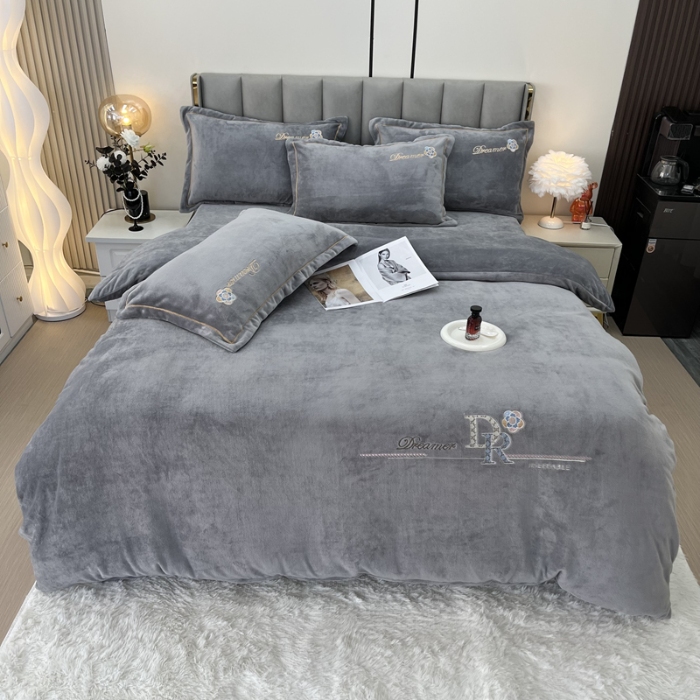 91家纺网 家纺一手货源 找家纺 鑫利来家纺 2025新款牛奶绒四件套绣花加厚牛奶绒保暖四件套 可可-雅士灰