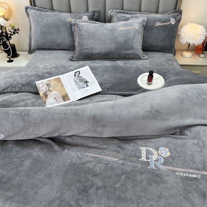 91家纺网 家纺一手货源 找家纺 鑫利来家纺 2025新款牛奶绒四件套绣花加厚牛奶绒保暖四件套 可可-雅士灰