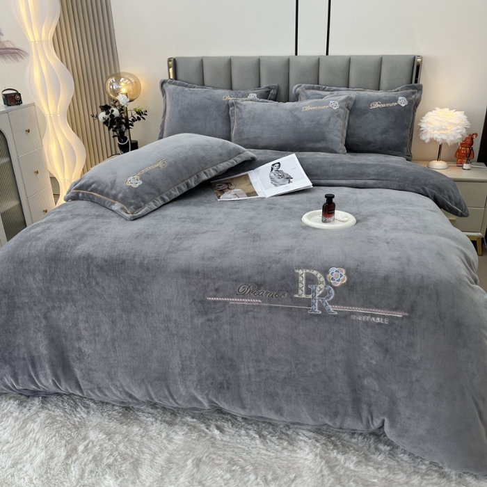 91家纺网 家纺一手货源 找家纺 鑫利来家纺 2025新款牛奶绒四件套绣花加厚牛奶绒保暖四件套 可可-雅士灰