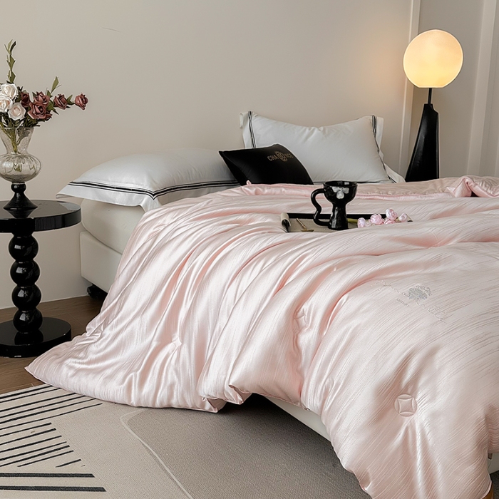 91家纺网 家纺一手货源 找家纺 总 雅高家居 凯撒—2025新款A类云彩丝大提花蚕丝蛋白冬被被子被芯轻奢高档被子