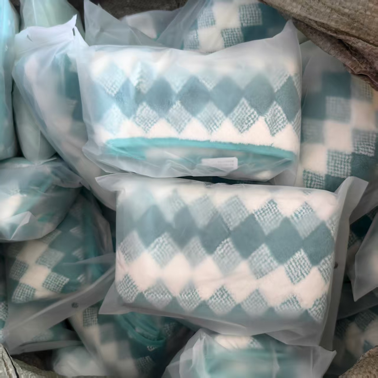 91家纺网 家纺一手货源 找家纺 （总）直播赠品纯棉方巾珊瑚绒毛巾库存批发直播间福利品低价引流孤品小礼品特价清仓促销尾货商品随机小礼品