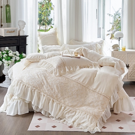 91家纺网 家纺一手货源 找家纺 乐朵家居 2025新款 伊莉莎 牛奶绒 夹棉床盖四件套 奶白