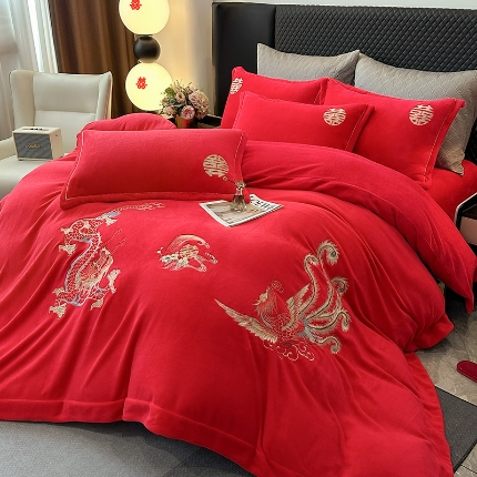 91家纺网 家纺一手货源 找家纺 （总）苏米娜2025秋冬新款高克重9斤全消光牛奶绒大红结婚婚庆四件套大红色龙凤刺绣婴儿绒四件套（含精美手提袋）