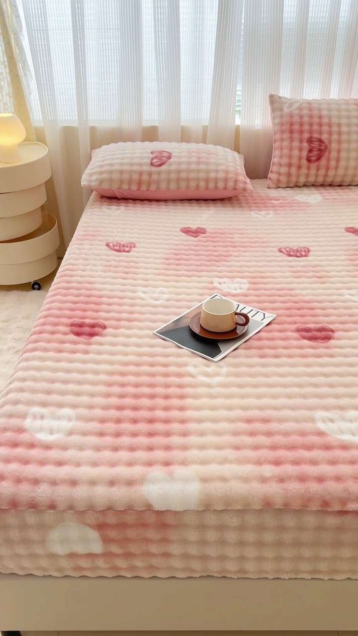 91家纺网 家纺一手货源 找家纺 （总）2025新款兔兔绒牛奶绒印花单床笠 床笠三件套 单枕套