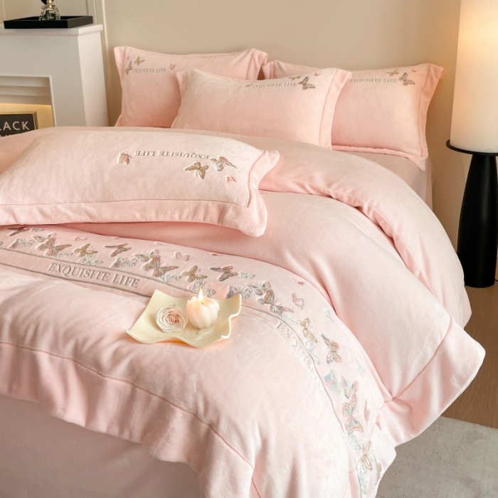 91家纺网 家纺一手货源 找家纺 （总）控价 2025新款 床盖款240克A类全消光刺绣牛奶绒四件套-蝶舞