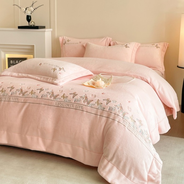 91家纺网 家纺一手货源 找家纺 （总）控价 2025新款 床盖款240克A类全消光刺绣牛奶绒四件套-蝶舞