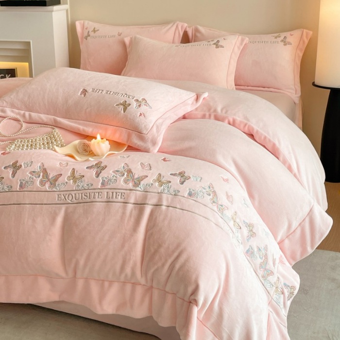 91家纺网 家纺一手货源 找家纺 （总）控价 2025新款 床盖款240克A类全消光刺绣牛奶绒四件套-蝶舞