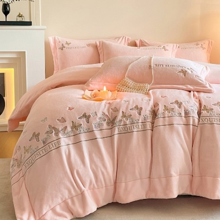 91家纺网 家纺一手货源 找家纺 （总）控价 2025新款 床盖款240克A类全消光刺绣牛奶绒四件套-蝶舞,蝶舞-魅紫,蝶舞-蔷薇粉,蝶舞-香槟咖,蝶舞-洋酒红,蝶舞-星月蓝