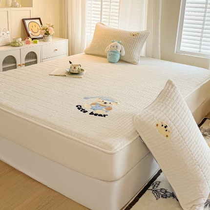 91家纺网 家纺一手货源 找家纺 （总）新款高克重牛奶绒夹棉床笠 加厚刺绣花床罩保护套席梦思防尘全包床罩 秋冬加棉床笠保暖防滑床垫子三件套