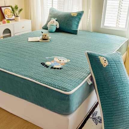 91家纺网 家纺一手货源 找家纺 （总）新款高克重牛奶绒夹棉床笠 加厚刺绣花床罩保护套席梦思防尘全包床罩 秋冬加棉床笠保暖防滑床垫子三件套