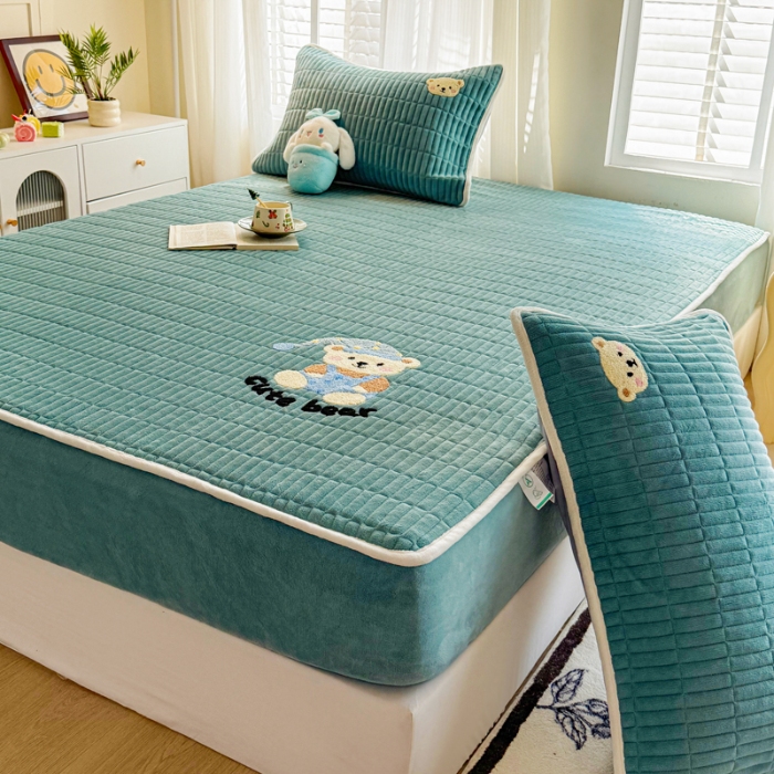 91家纺网 家纺一手货源 找家纺 （总）新款高克重牛奶绒夹棉床笠 加厚刺绣花床罩保护套席梦思防尘全包床罩 秋冬加棉床笠保暖防滑床垫子三件套