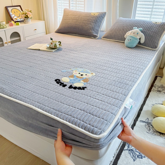 91家纺网 家纺一手货源 找家纺 （总）新款高克重牛奶绒夹棉床笠 加厚刺绣花床罩保护套席梦思防尘全包床罩 秋冬加棉床笠保暖防滑床垫子三件套