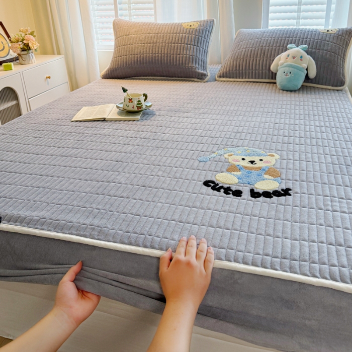 91家纺网 家纺一手货源 找家纺 （总）新款高克重牛奶绒夹棉床笠 加厚刺绣花床罩保护套席梦思防尘全包床罩 秋冬加棉床笠保暖防滑床垫子三件套