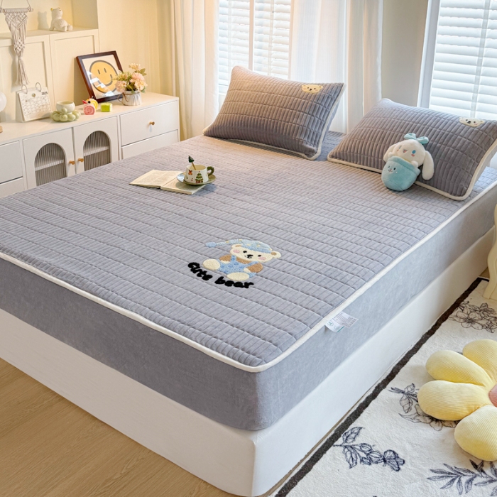 91家纺网 家纺一手货源 找家纺 （总）新款高克重牛奶绒夹棉床笠 加厚刺绣花床罩保护套席梦思防尘全包床罩 秋冬加棉床笠保暖防滑床垫子三件套