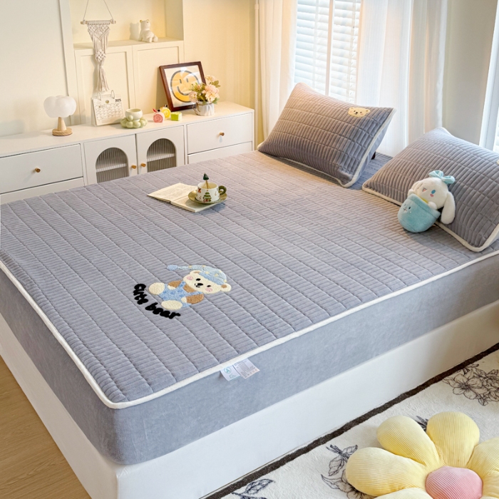 91家纺网 家纺一手货源 找家纺 （总）新款高克重牛奶绒夹棉床笠 加厚刺绣花床罩保护套席梦思防尘全包床罩 秋冬加棉床笠保暖防滑床垫子三件套