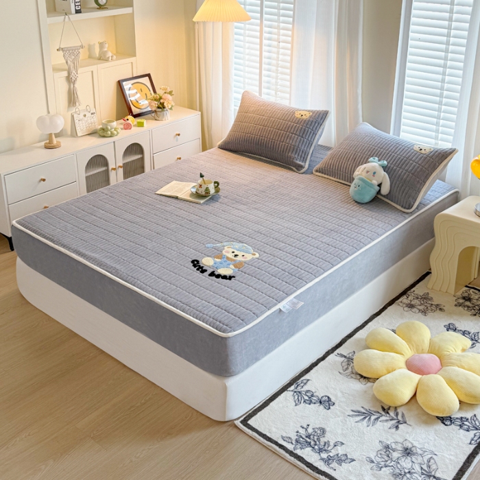 91家纺网 家纺一手货源 找家纺 （总）新款高克重牛奶绒夹棉床笠 加厚刺绣花床罩保护套席梦思防尘全包床罩 秋冬加棉床笠保暖防滑床垫子三件套