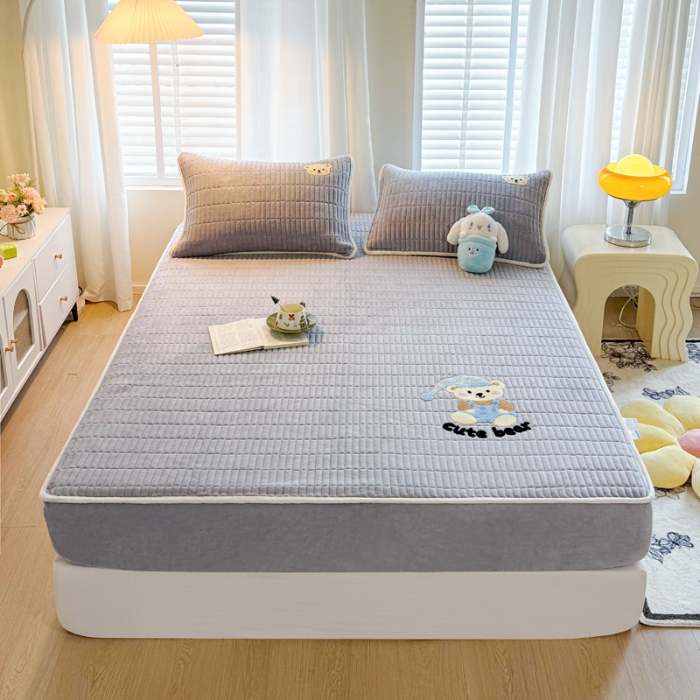 91家纺网 家纺一手货源 找家纺 （总）新款高克重牛奶绒夹棉床笠 加厚刺绣花床罩保护套席梦思防尘全包床罩 秋冬加棉床笠保暖防滑床垫子三件套