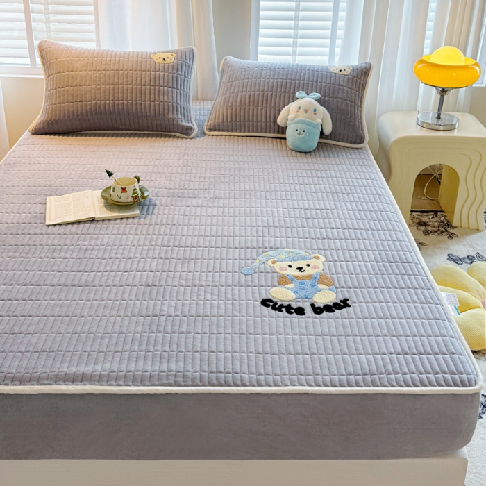 91家纺网 家纺一手货源 找家纺 （总）新款高克重牛奶绒夹棉床笠 加厚刺绣花床罩保护套席梦思防尘全包床罩 秋冬加棉床笠保暖防滑床垫子三件套