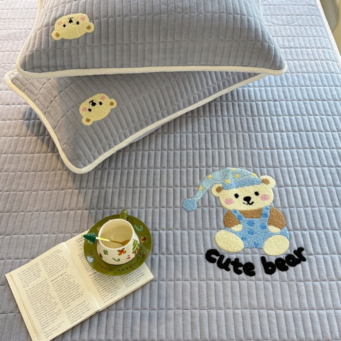 91家纺网 家纺一手货源 找家纺 （总）新款高克重牛奶绒夹棉床笠 加厚刺绣花床罩保护套席梦思防尘全包床罩 秋冬加棉床笠保暖防滑床垫子三件套