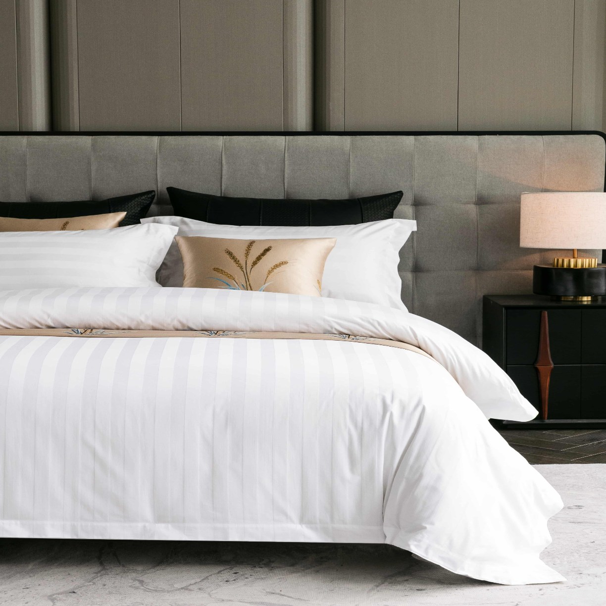 91家纺网 家纺一手货源 找家纺 澜昕 星级酒店被套全棉纯白缎条床上用品民宿布草定制绣花