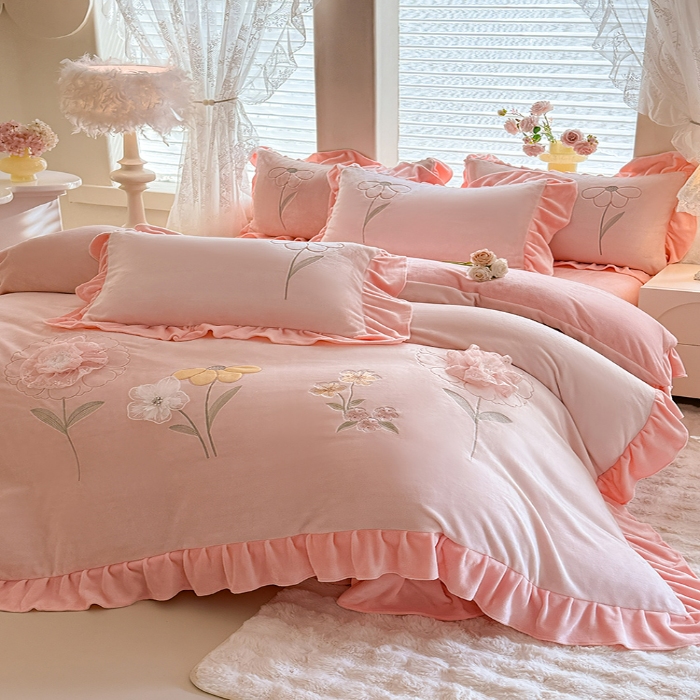 91家纺网 家纺一手货源 找家纺 （总）漫布云 2025新款230g高克重韩版立体盘花牛奶蚕丝绒绣花四件套床裙款被套-洛丽塔系列