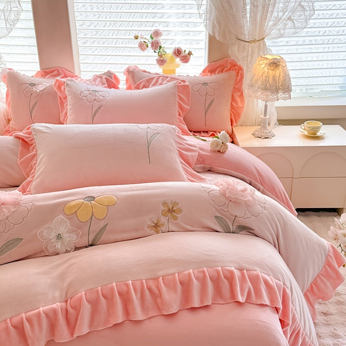 91家纺网 家纺一手货源 找家纺 （总）漫布云 2025新款230g高克重韩版立体盘花牛奶蚕丝绒绣花四件套床裙款被套-洛丽塔系列