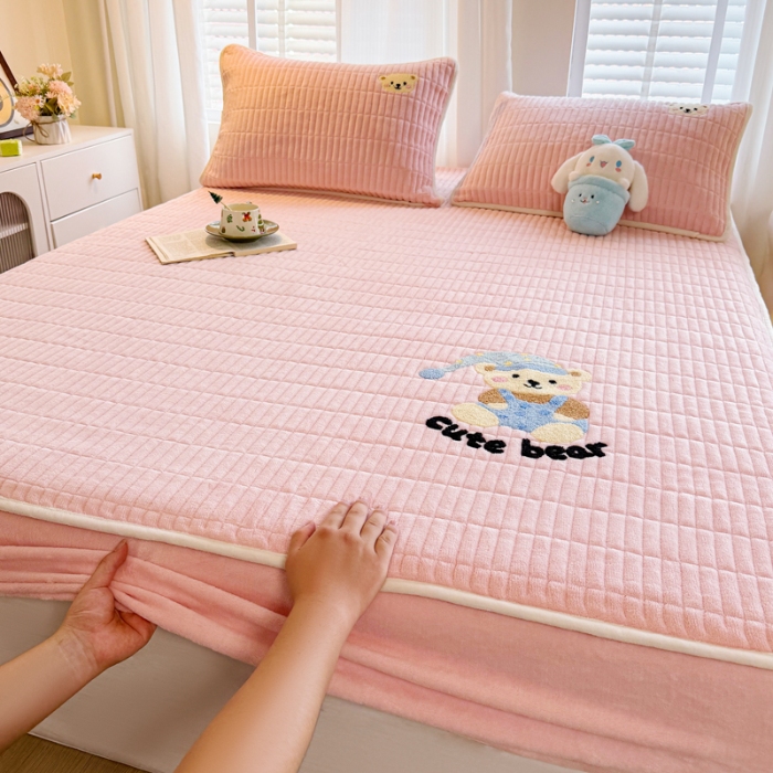 91家纺网 家纺一手货源 找家纺 （总） 新款高克重牛奶绒夹棉床笠 加厚刺绣花床罩保护套席梦思防尘全包床罩 秋冬加棉床笠保暖防滑床垫子三件套