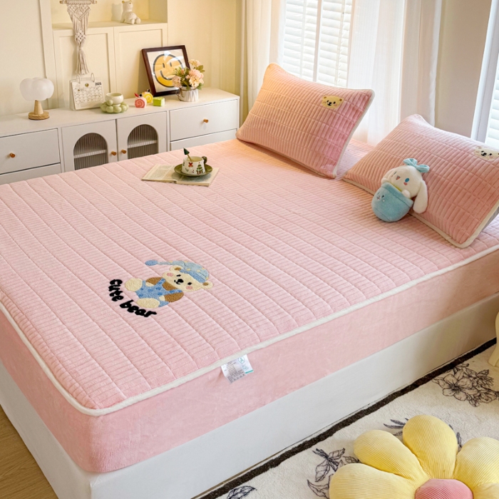 91家纺网 家纺一手货源 找家纺 （总） 新款高克重牛奶绒夹棉床笠 加厚刺绣花床罩保护套席梦思防尘全包床罩 秋冬加棉床笠保暖防滑床垫子三件套