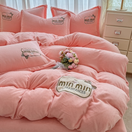 91家纺网 家纺一手货源 找家纺 2025外贸跑量款加厚清新公主法式风花卉纯色牛奶绒贴布绣刺绣花四件套单品床单被套婴儿绒法兰绒兔毛绒四件套 心动粉